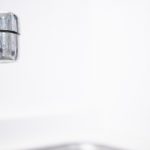 蛇口から濁った水
