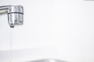 蛇口から濁った水